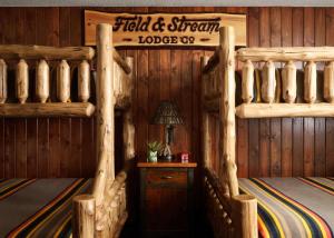 Ένα ή περισσότερα κρεβάτια σε δωμάτιο στο Field & Stream Lodge Bozeman
