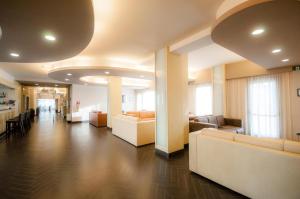 una hall di un ospedale con divani e sedie di BNS Hotel Francisco a Baia Domizia