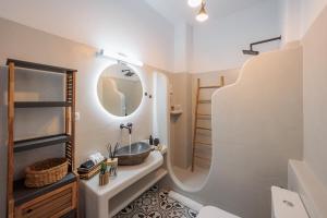 un baño con lavabo y espejo en Stonehill Suites Ano Syros, en Ano Syros