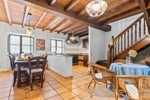 eine Küche und ein Esszimmer mit Tisch und Stühlen in der Unterkunft La Casina del rincón in Mestas de Con