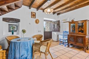 ein Esszimmer mit Tisch und Stühlen in der Unterkunft La Casina del rincón in Mestas de Con