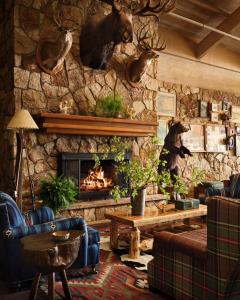 Χώρος καθιστικού στο Field & Stream Lodge Bozeman