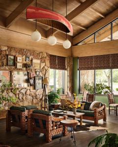 Χώρος καθιστικού στο Field & Stream Lodge Bozeman