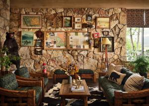 Χώρος καθιστικού στο Field & Stream Lodge Bozeman