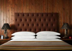 Ένα ή περισσότερα κρεβάτια σε δωμάτιο στο Field & Stream Lodge Bozeman