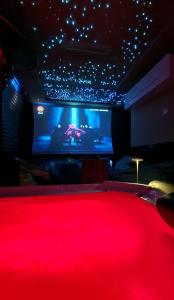 Biliár nebo kulečník v ubytování Sky Lounge Terrazza di Cesare Luxury Rooftop minipiscina-spa Sala Cinema WIFI parcheggio