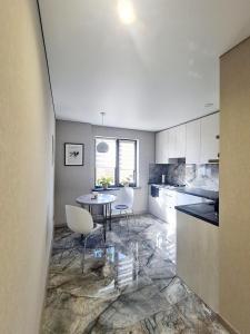 ビーラ・ツェールクヴァにある10 Best apartment in the center cityの部屋にテーブルと椅子のあるキッチン +12枚の写真