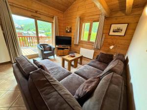 ein Wohnzimmer mit Sofa und Fernseher in der Unterkunft Les Chalets Du Doron - Bel appartement dans les 3 Vallées MAE-4504 in Praranger