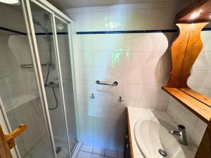 ein Badezimmer mit Dusche und Waschbecken in der Unterkunft Les Chalets Du Doron - Bel appartement dans les 3 Vallées MAE-4504 in Praranger + 10 Fotos
