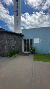 un edificio con un cartello sul lato di Hotel Riviera a Aripuanã