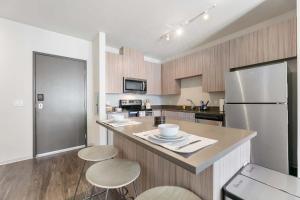 Η κουζίνα ή μικρή κουζίνα στο Spacious and Modern With Premium Amenities Near U of M