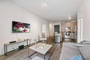 Η κουζίνα ή μικρή κουζίνα στο Spacious and Modern With Premium Amenities Near U of M