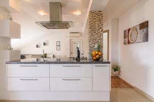 O bucătărie sau chicinetă la Apartman Lorena - with sea view near Old Town