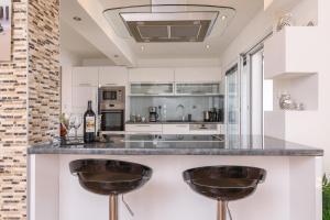 O bucătărie sau chicinetă la Apartman Lorena - with sea view near Old Town