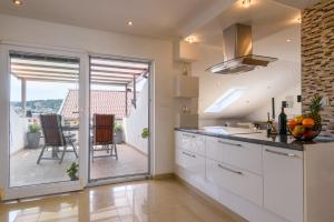 O bucătărie sau chicinetă la Apartman Lorena - with sea view near Old Town