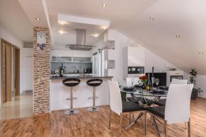 O bucătărie sau chicinetă la Apartman Lorena - with sea view near Old Town +31 fotografii