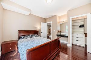 Gallery image of cozy two bedrooms with external bathroom just for you in Calgary