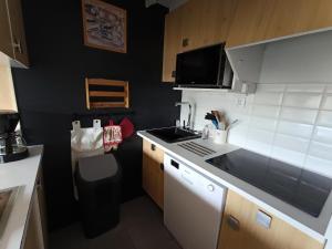 Kuchyňa alebo kuchynka v ubytovaní Résidence Chamoisiere - Appartement spacieux pour 6/7 personnes MAE-8304