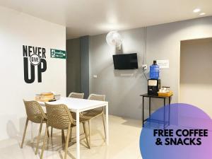 Μια τηλεόραση ή/και κέντρο ψυχαγωγίας στο Bell Lifestyle Hostel Phuket