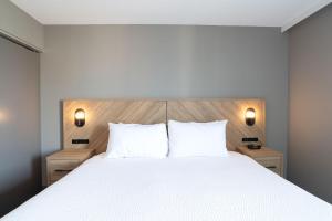 Postel nebo postele na pokoji v ubytování Sandman Suites Vancouver on Davie