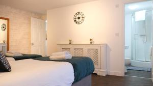 a bedroom with a bed and a bathroom with a tub at Free Parking & Garden & Central Contractor in Bedford +15 photos