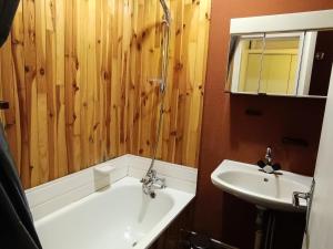 a bathroom with a white tub and a sink at Résidence Olympia 2000 - Studio 4 à 5 personnes - Vue imprenable MAE-8464 in Montgenèvre
