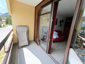 Pokój z oknem, łóżkiem i lustrem w obiekcie Résidence Olympia 2000 - Studio 4 à 5 personnes - Vue imprenable MAE-8464 w mieście Montgenèvre