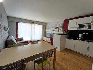 kuchnia i salon ze stołem i kanapą w obiekcie Résidence Durance - Grand studio moderne pour 4 personnes MAE-8564 w mieście Montgenèvre +9 zdjęć