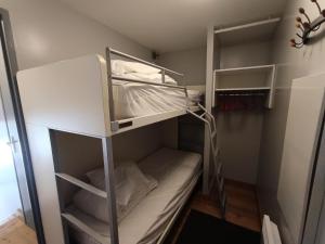 mały pokój z łóżkiem piętrowym w obiekcie Résidence Durance - Grand studio moderne pour 4 personnes MAE-8564 w mieście Montgenèvre