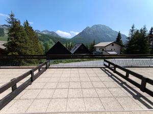 balkon z ogrodzeniem i góry w tle w obiekcie Résidence Durance - Grand studio moderne pour 4 personnes MAE-8564 w mieście Montgenèvre