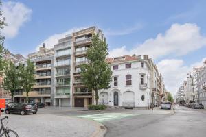 オーステンデにあるSunset Beach 7の車寄せの白い建物