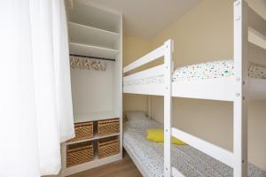 オーステンデにあるSunset Beach 7の二段ベッド2組付きの二段ベッド付きの部屋