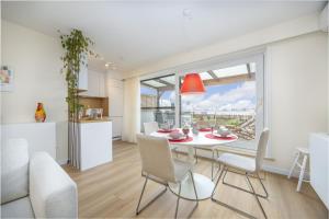 オーステンデにあるSunset Beach 7のテーブルと椅子のあるキッチンとリビングルーム