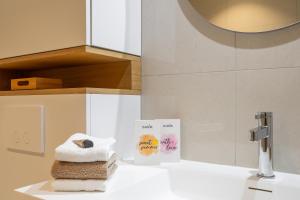 オーステンデにあるSunset Beach 7のバスルーム(シンク、タオル、鏡付) +16枚の写真