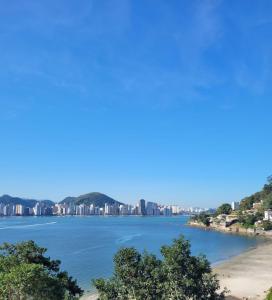 a view of the city from the shore of a beach at Casa na Prainha com banheira,30m do acesso à praia in São Vicente