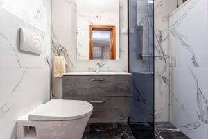 een badkamer met toilet, wastafel en douche bij Beautiful luxury house w sea view & outside space in Split +42 foto's