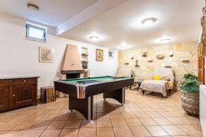 een woonkamer met een pooltafel erin bij Beautiful luxury house w sea view & outside space in Split