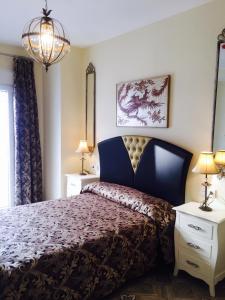 Un pat sau paturi într-o cameră la Hostal Flor De Lis- Lojo