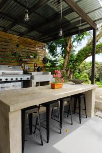 una cucina all'aperto con un grande tavolo in legno con sedie di Hidden Gem Cozy Countryside a Rio Grande