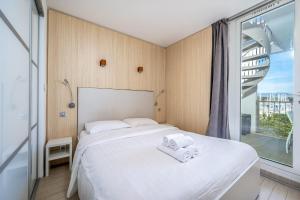 Gallery image of ROOFTOP -Vue port, 4 pers, climatisé, terrasse, jaccuzi, parking in Antibes