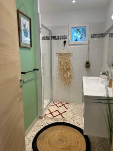 un baño con ducha y lavabo en Casa Lucia, en Aléria 24 fotos más