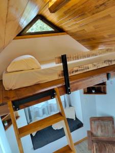 Letto a castello in una casetta minuscola di Tiny House Nativa a Montecarlo