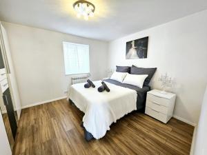 a bedroom with a large bed and a window at Natur León Apartamento 60 m2 máximo 4 Huéspedes in Villafañé
