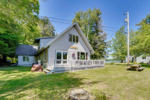 Κήπος έξω από το Dock and Kayaks Annabessacook Lake Retreat!