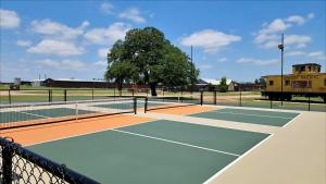 Tenis a/nebo squash v ubytování Sonoma Station Patio 1br Wine Retreat nebo okolí