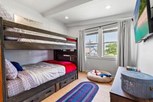 Bolivar PeninsulaにあるBay Views,King Bed,Close to Sand,Lvl 2 Car Chargerのベッドルーム(二段ベッド1組、テーブル付)