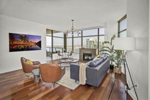 Posezení v ubytování Panoramic Bay and City Views - 2BR, Pool, Gym, Parking