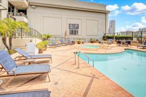 Bazén v ubytování Panoramic Bay and City Views - 2BR, Pool, Gym, Parking nebo v jeho okolí