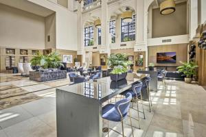 Posezení v ubytování Panoramic Bay and City Views - 2BR, Pool, Gym, Parking