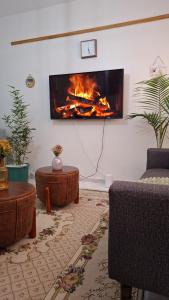 sala de estar con chimenea en la pared en Saffron Homes Airstrip A24, en Eldoret
